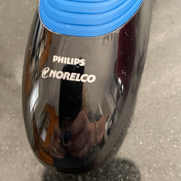 Used Phillips Norelco three headed electric razor with trimmer on back, wet dry - Picture 2 of 7